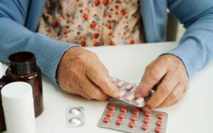 Polifarmácia no paciente oncológico idoso: quando os medicamentos interferem no tratamento do câncer