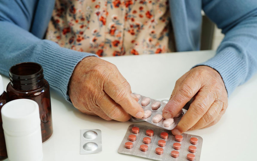 Polifarmácia no paciente oncológico idoso: quando os medicamentos interferem no tratamento do câncer